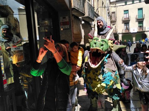 Espectacle 'Dragon ST.' als carrers de Guissona per Sant Jordi.