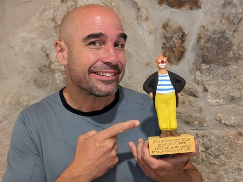 Jaume Jové 'JAM', amb el guardó.